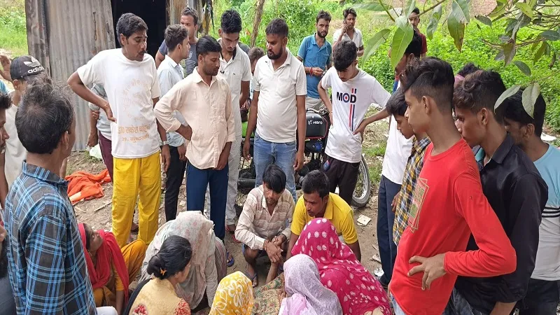 संभल: प्याऊ पर पानी पीने के दौरान करंट से मजदूर की मौत, टोंटी से चिपके युवक को लोगों ने छुड़ाया