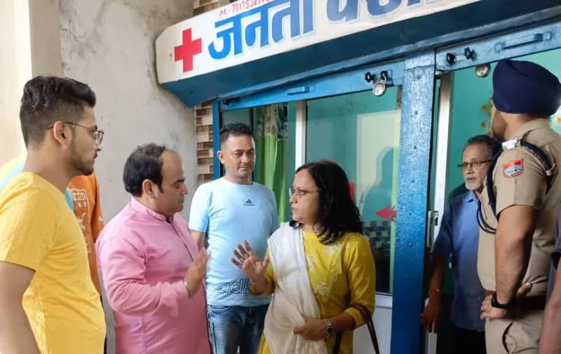 कालाढूंगी: स्वास्थ्य विभाग की टीम ने मारा छापा, क्लीनिक बंद कर चंपत हुए झोलाछाप 