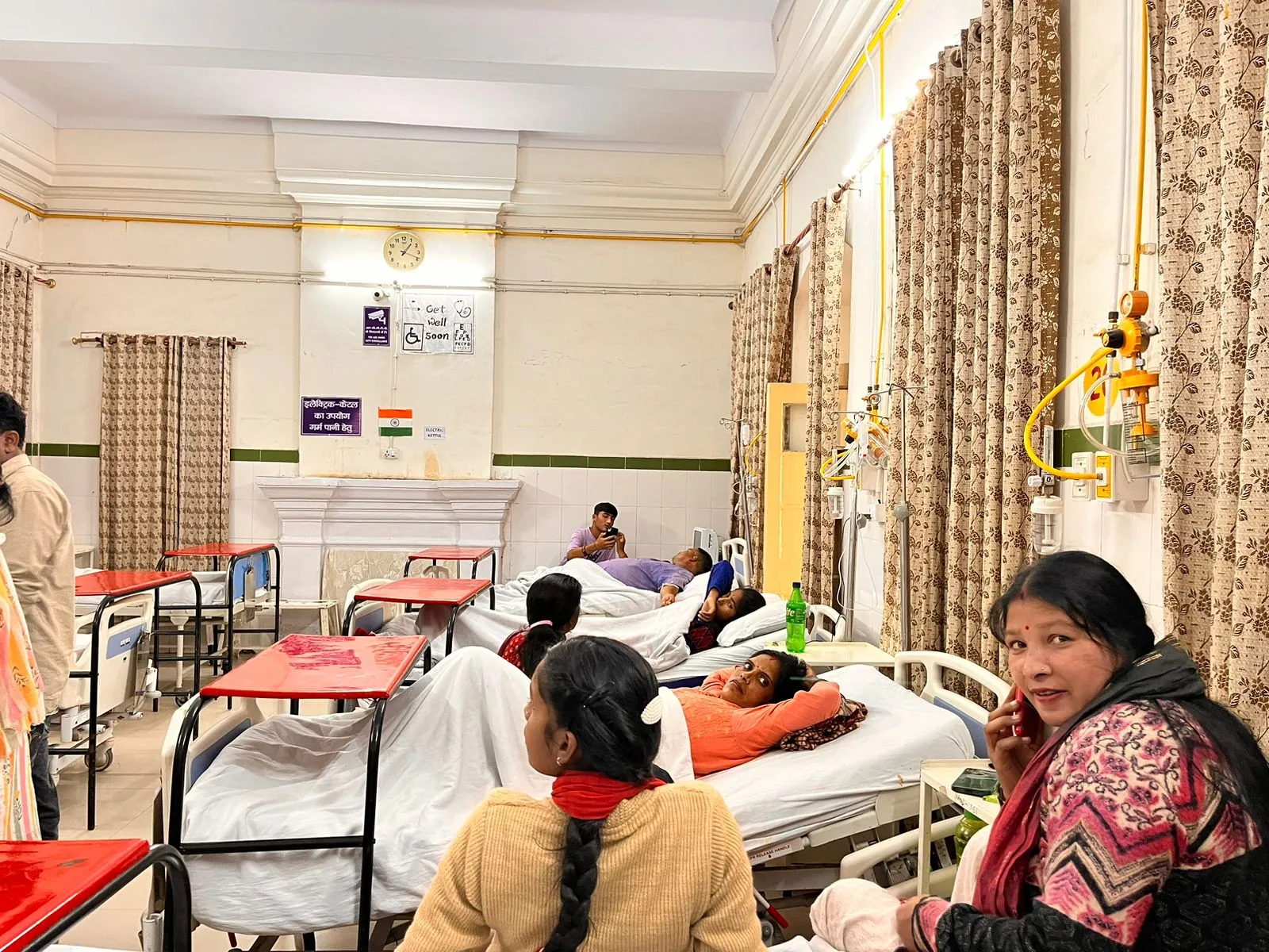 नैनीताल: अस्पताल में बेड हुए फुल मरीजों को इमरजेंसी वार्ड में किया भर्ती