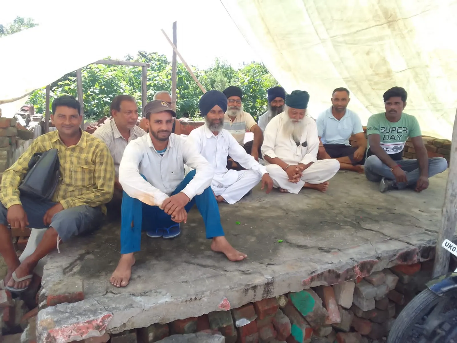 जसपुर: अतिक्रमण के नाम पर मकान-दुकान तोड़े जाने के विरोध पर बैठे लोगों का आंदोलन जारी