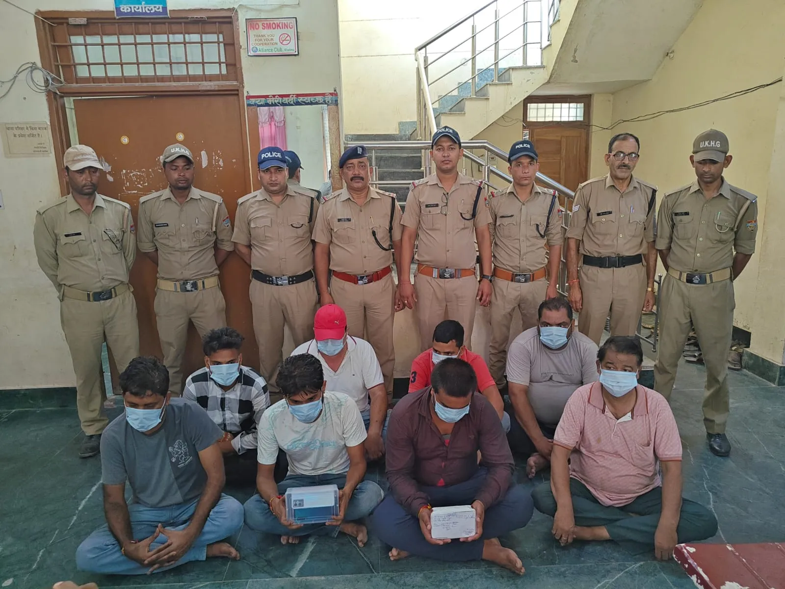 खटीमा: पुलिस ने जुआ खेलते 8 को दबोचा, नकदी और मोबाइल कब्जे में लिए