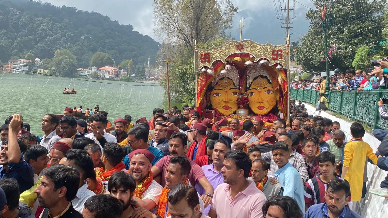 नैनीताल में हजारों लोगों ने नम आंखों से दी मां नंदा सुनंदा को विदाई 