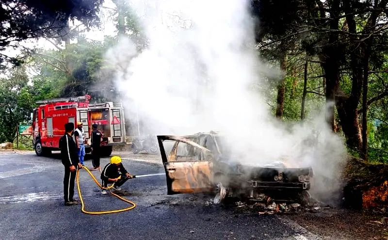 नैनीताल: दिल्ली से नैनीताल घूमने पहुंचे पर्यटकों की कार में लगी आग
