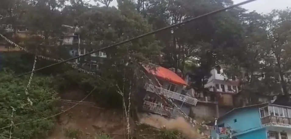 नैनीताल: Video - ताश के पत्तों की तरह बिखर गया दो मंजिला मकान 