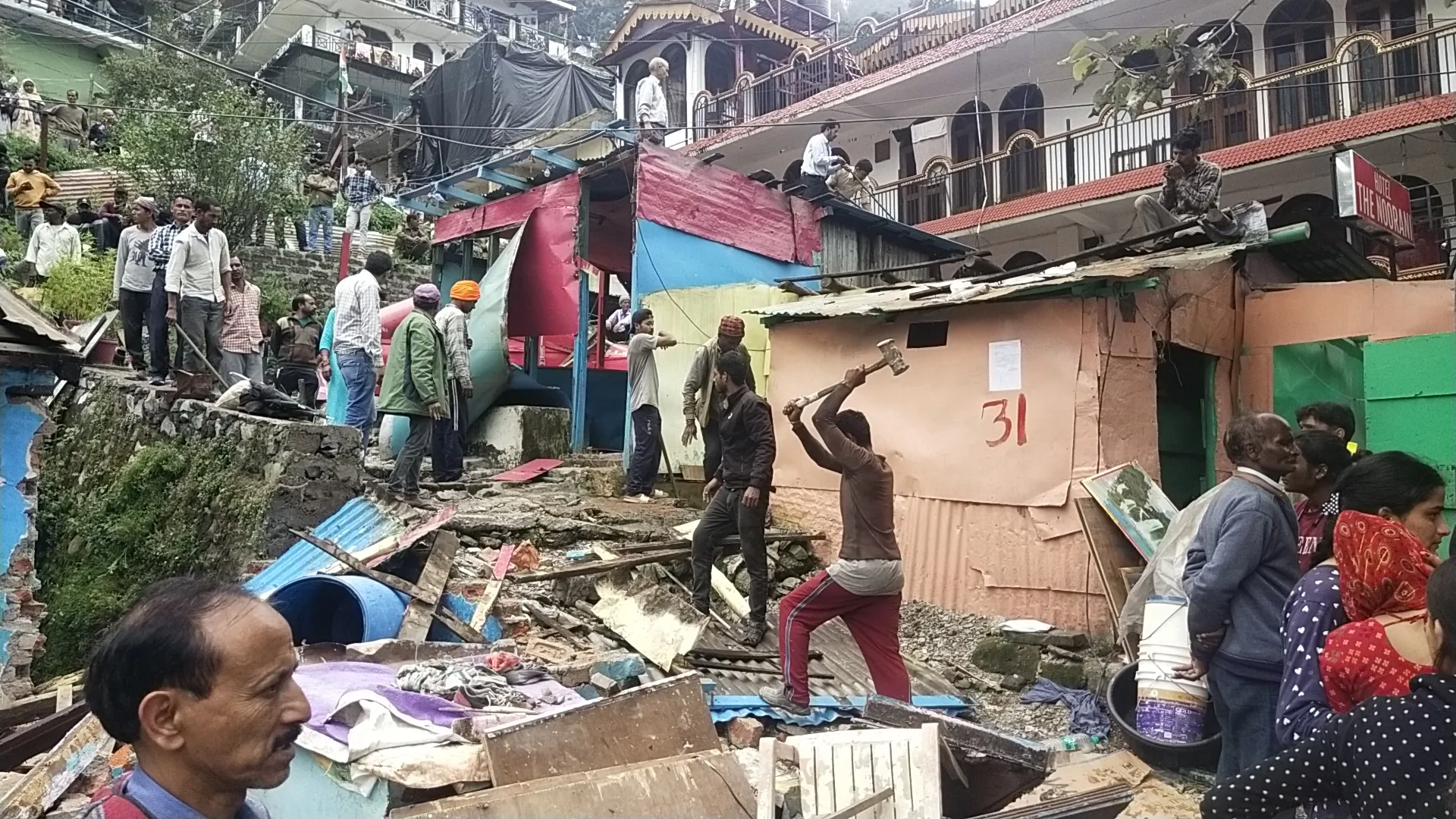 नैनीताल: स्वास्थ्य विभाग की भूमि से हटाया गया अतिक्रमण, फूट-फूट कर रोईं महिलाएं