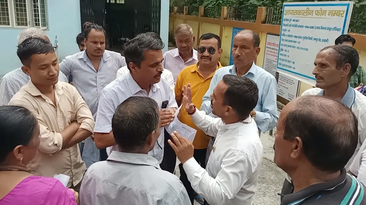 हल्द्वानी: बढ़े हुए बिलों को लेकर जल निगम विश्व बैंक पर गरजे तल्ली हल्द्वानी के लोग
