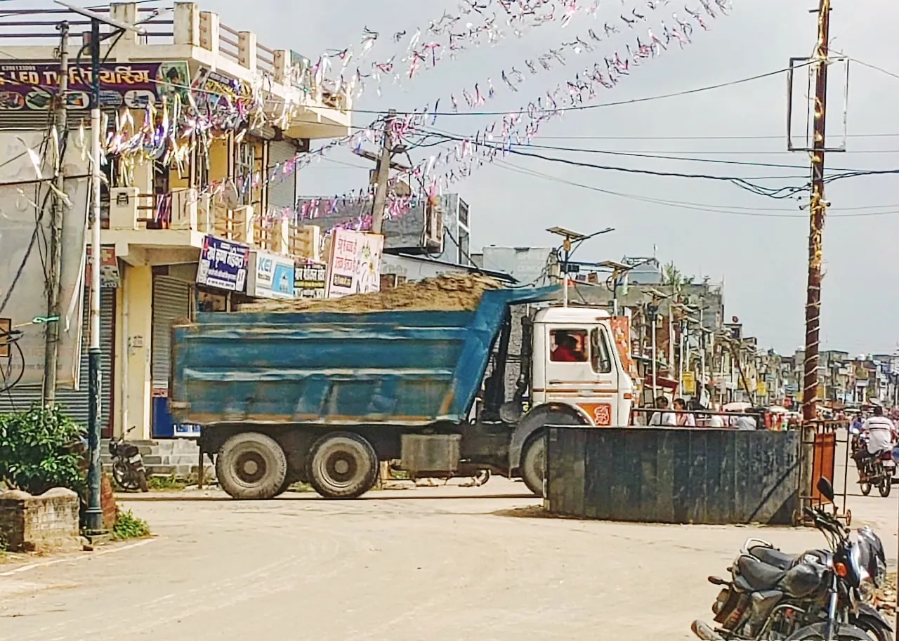 शक्तिफार्म: यमदूत बनकर सड़क पर दौड़ रहे हैं  मिट्टी से भरे डंपर