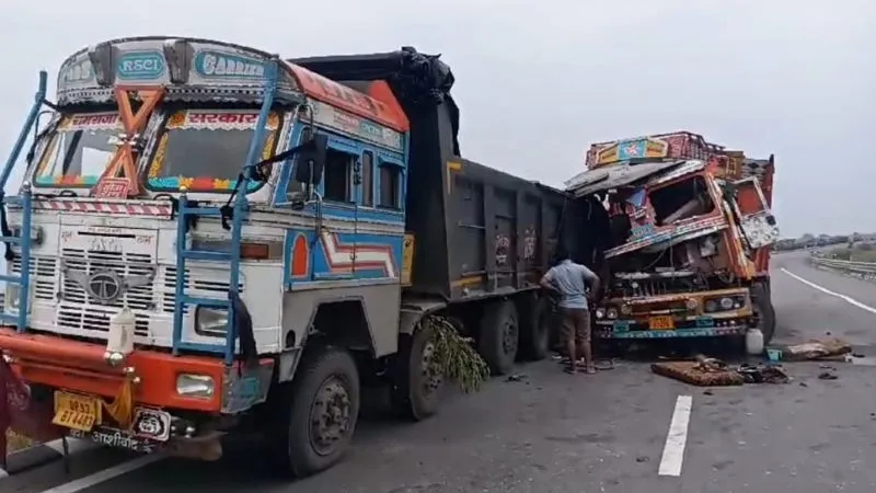 Jalaun Accident: खड़े ट्रक से टकराया दूसरा ट्रक, चाचा-भतीजे की मौत, बुंदेलखंड एक्सप्रेस वे पर हुआ हादसा