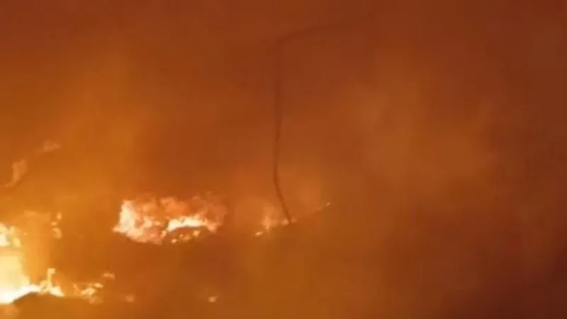 Jalaun Fire: टायर के दो गोदामों में लगी भीषण आग… लाखों का नुकसान, आसपास के लोग सहमे, दमकल कर्मियों ने पाया काबू