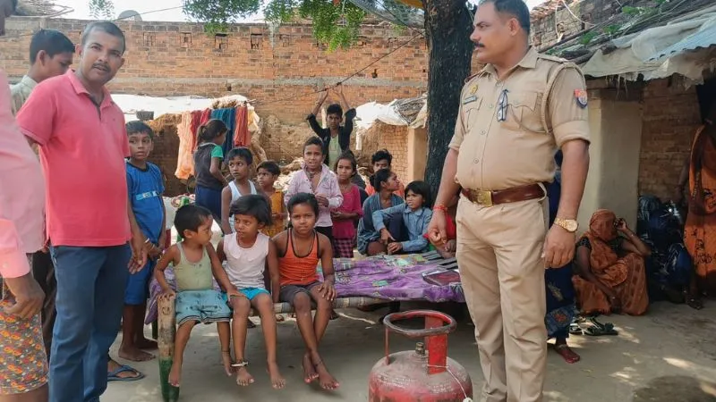 Jalaun News: सिलेंडर से हुए गैस रिसाव से घर में लगी आग, मची चीख-पुकार, पांच झुलसे, मेडिकल कॉलेज में भर्ती