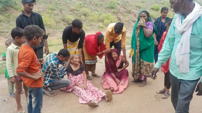 Jalaun News: रेलवे ट्रैक पर मिला युवक का शव, शराब में पहले परिवार बिखरा, अब जान चली गई