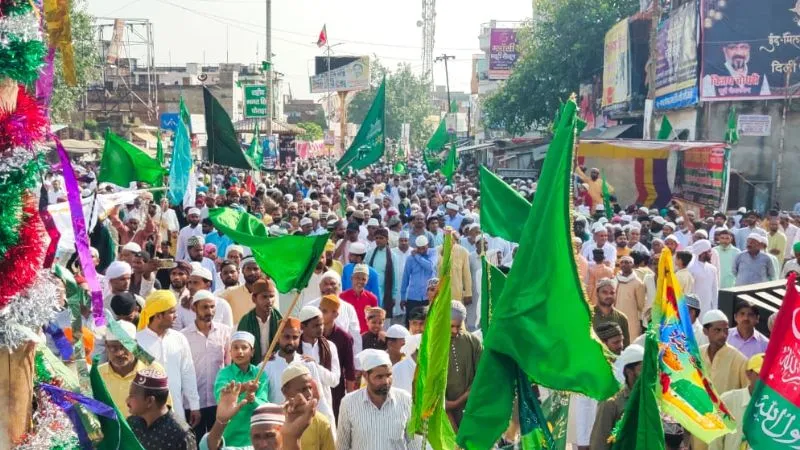 Jalaun News: सबसे प्यारा नबी हमारा, सरकार की आमद मरहबा की रही गूंज, जुलूस-ए-मुहम्मदी में उमड़ा अकीदतमंदों का सैलाब