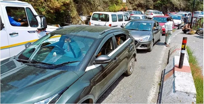 Badrinath Highway: पांच किलोमीटर तक लगा रहा गाड़ियों का तांता , 6 घंटे तक फंसे रहे यात्री