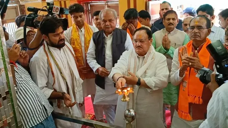 चित्रकूट में जेपी नड्डा ने कामतानाथ मंदिर में टेका मत्था, बोले- कांग्रेस की विनाश और भाजपा की विकास की सरकार