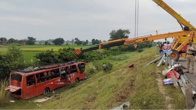 Kannauj: आगरा लखनऊ एक्सप्रेस वे पर प्राइवेट डबल डेकर पलटी बस, एक की मौत, 38 घायल, यात्रियों में मची चीख-पुकार