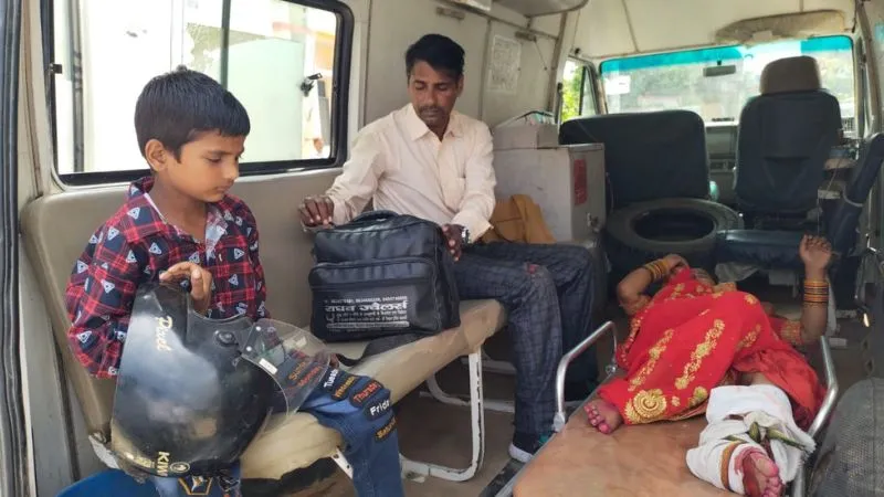 Kannauj Accident: ट्रक ने बाइक में पीछे से मारी टक्कर, हादसे के बाद मची चीख-पुकार, महिला सहित चार घायल 