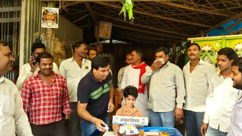  एक साल बेमिसाल: अमृत विचार कानपुर संस्करण का एक साल पूरा, फिल्म अभिनेता हीरो भैया ने स्थापना दिवस को केक काटकर मनाया