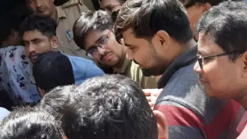 Kanpur News: गैजेटिंग ऑफिसर का पेपर लीक, छात्र-छात्राओं ने जमकर किया हंगामा, पुलिस ने आश्वासन देकर कराया शांत