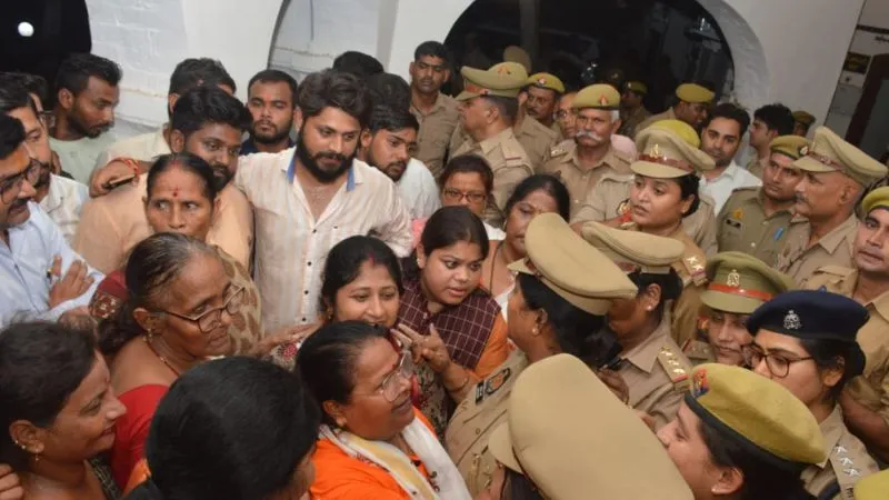 Kanpur: भाजपाइयों ने घेरा पुलिस कमिश्नर कार्यालय… हंगामा, कार्यकर्ता बोले- समाजवादी पार्टी के दबाव में खाकी कर रही कार्रवाई
