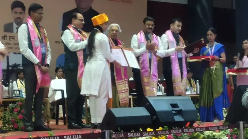 Kanpur: राज्यपाल आनंदीबेन पटेल ने एचबीटीयू में 713 छात्र-छात्राओं को दी उपाधियां, बोली-  गांव के छात्रों को यूनिवर्सिटी से जोड़ें