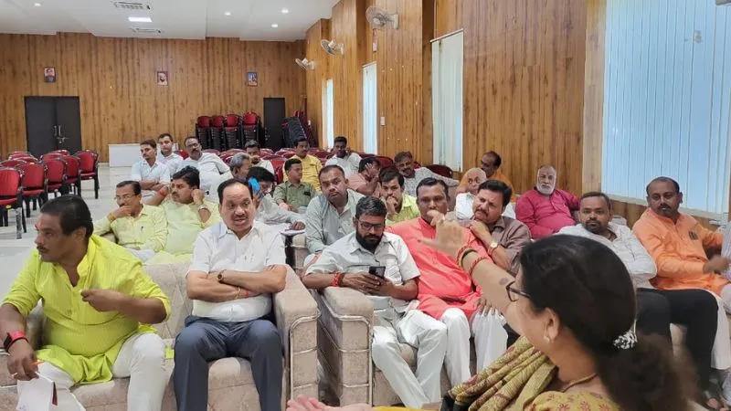 Kanpur News: दवा व्यापारी को मरणासन्न करने का मामला, महापौर ने कहा कराएंगे समझौता, पार्षद बोले- हो सीबीआई जांच