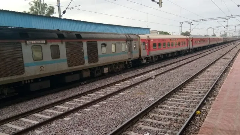 कानपुर देहात में टला बड़ा हादसा, कपलिंग टूटने से दो हिस्सों में बंटी कुशीनगर एक्सप्रेस, चालक ने सूझबूझ से रोकी ट्रेन 