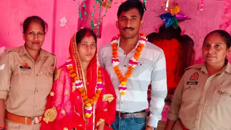 Kanpur Dehat: थाने के मंदिर में प्रेमी जोड़े ने की शादी, पुलिस कर्मी बने बाराती, मई में कानपुर से की थी कोर्ट मैरिज 