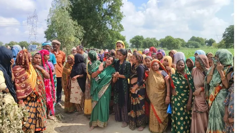 Kanpur Dehat News: किसान को कुचला, फिर घास डाल चढ़ाए अवैध खनन में लगे कई डंपर, क्षत-विक्षत हो गया शव… हंगामा
