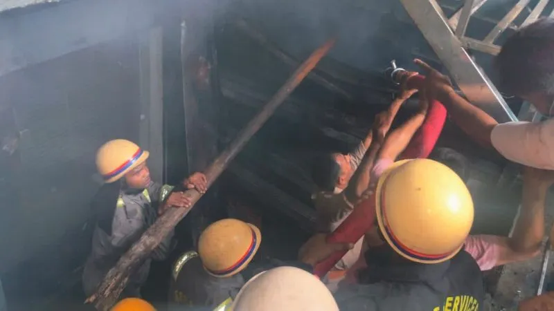 Kanpur Fire: रेस्टोरेंट में लगी भीषण आग, स्टोर रूम का सामान जलकर खाक, पांच दमकल की गाड़ियों ने पाया काबू