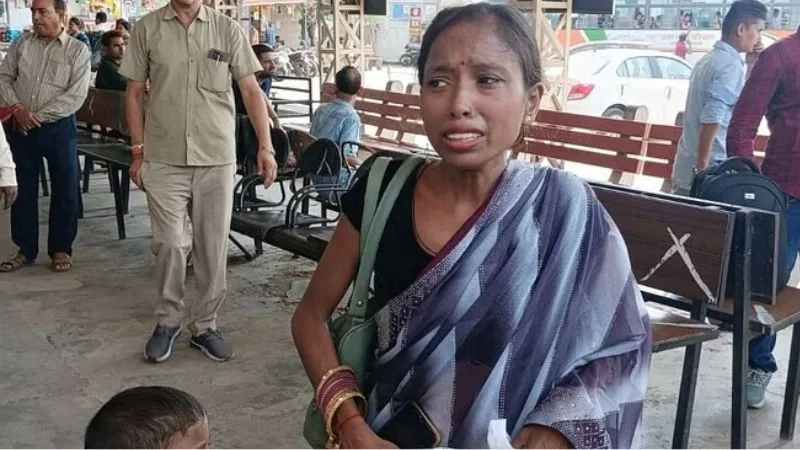 कानपुर में बदमाशों ने दी खुली चुनौती, इधर पुलिस कमिश्रर गए, उधर महिला से लूटा मंगलसूत्र, फूट-फूटकर रोने लगी पीड़िता