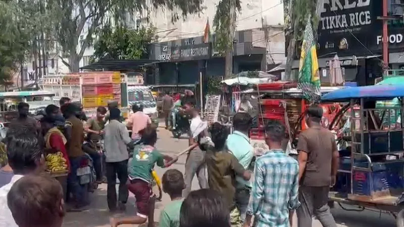Kanpur: जाजमऊ थाने से 50 मीटर दूरी पर जमकर चले लाठी-डंडे, दबंगों ने चाकू भी निकाला… तमाशबीन बनी रही भीड़