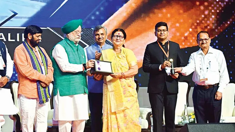 द स्पोर्ट्स हब के लिए स्मार्ट सिटी को इंदौर में मिला पुरस्कार, केन्द्रीय मंत्री ने महापौर प्रमिला पांडेय को किया सम्मानित