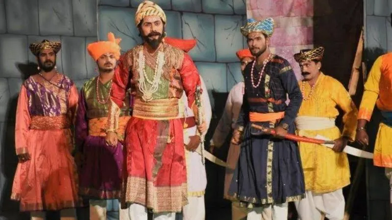 Kanpur News: हिंदुत्व की अलख जगाएगा विश्वस्तरीय महानाट्य जाणता राजा, पुणे से लायी जा रही मंच साज-सज्जा सामग्री