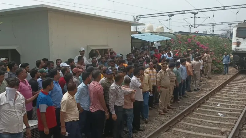 Kanpur News: असिस्टेंट लोको पायलट की मौत से साथी आक्रोशित, दिल्ली से लखनऊ जा रही शताब्दी एक्सप्रेस ट्रेन को रोका