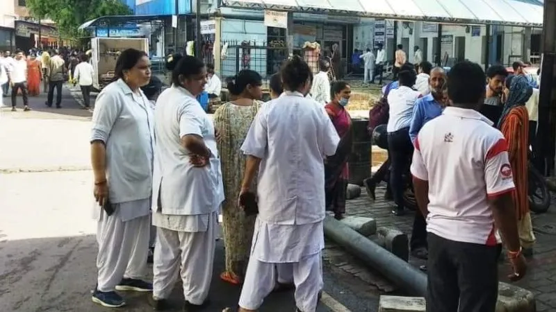 Kanpur News: आउटसोर्सिंग कर्मचारियों ने किया काम ठप्प, हैलट इमरजेंसी के सामने हुए इकट्ठा, वेतन न मिलने से नाराज