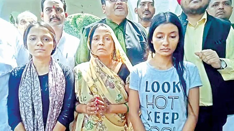Kanpur Farmer Suicide Case: बाबू सिंह के परिवार को मिली सुरक्षा, आरोपी पुलिस गिरफ्त से दूर, JCP ने लगाई फटकार