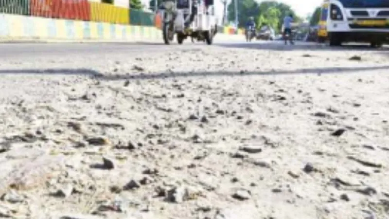 Kanpur News: जनता को पुरानी घटिया सड़क दे गए PWD मंत्री जितिन प्रसाद, पांच साल लगे बनने में, अब ऐसी हो गई हालत
