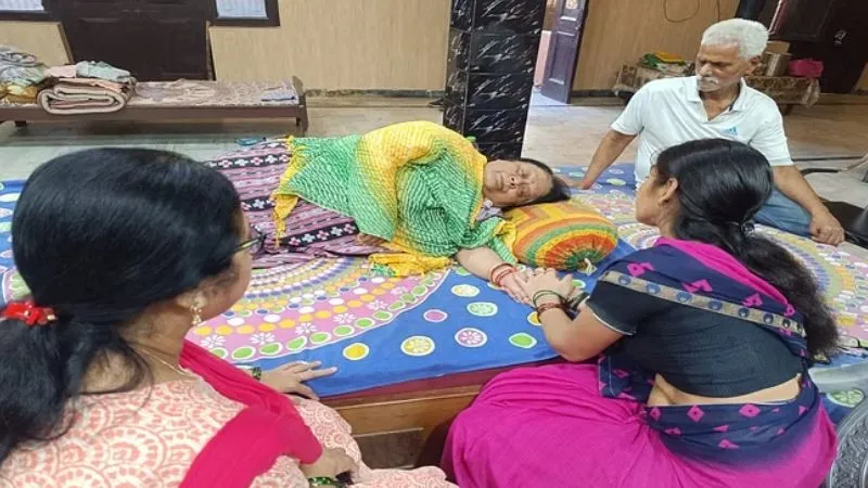 UP: पार्षद पति अंकित शुक्ला के घर पहुंची रायपुरवा पुलिस, मां देखकर हो गई बेहोश, होश आने पर ये बोली