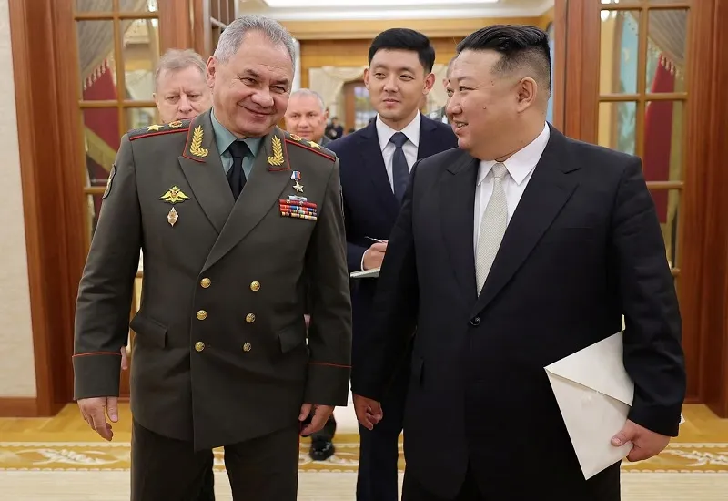 उत्तर कोरिया के नेता Kim Jong Un ने रूस के रक्षा मंत्री Sergei Shoigu के साथ हथियार सहयोग पर की चर्चा 