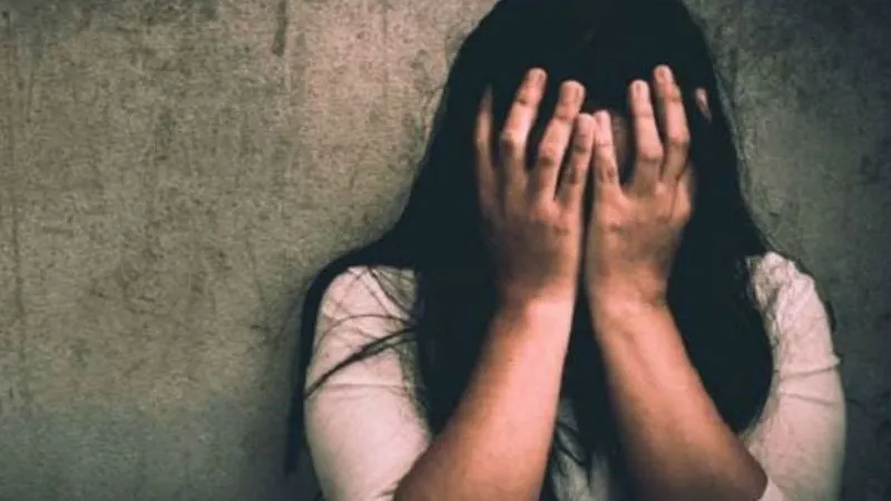 UP: पति के घर से जाने के बाद ससुर बोलता- मेरे हिसाब से रहो, तुमको रानी बनाकर रखूंगा, बहू ने दर्ज कराई FIR