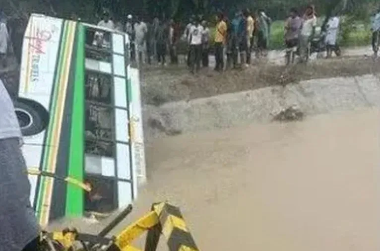 मुक्तसर में बस फिसलकर सरहिंद फीडर नहर में गिरी, पांच की मौत 