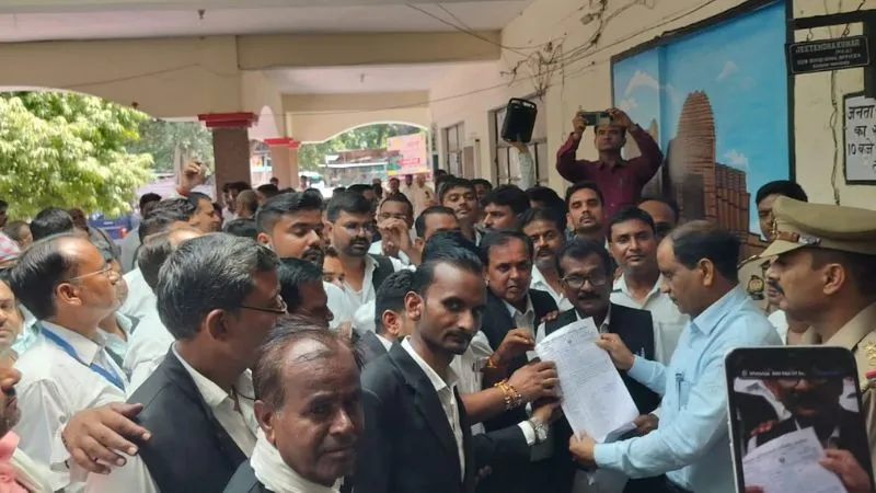 Mahoba News: हापुड़ में अधिवक्ताओं पर हुए लाठीचार्ज के विरोध में वकीलों ने निकाला जुलूस, एसडीएम को सौंपा ज्ञापन