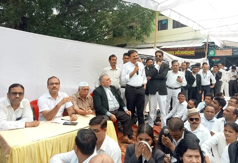 मुरादाबाद : खुद के लिए न्याय मांगने कलेक्ट्रेट में धरने पर बैठे अधिवक्ता, कहा- दोषी अधिकारियों के खिलाफ हो कारवाई 