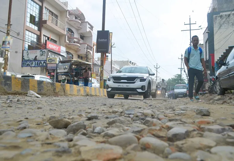 मुरादाबाद : जर्जर सड़कों को ठीक कराने और गड्ढों को भरने में दिखानी होगी गंभीरता