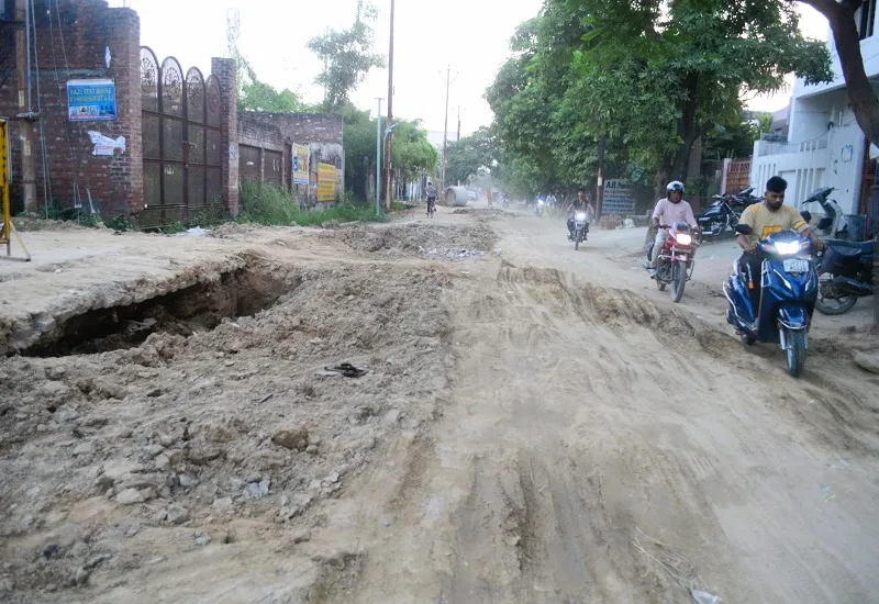 मुरादाबाद : नागरिकों के साथ पार्षदों को चुभ रहा जर्जर व टूटी सड़कों का दर्द