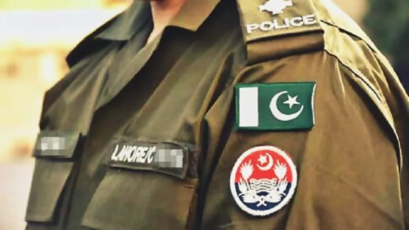 झूठे आरोप पर भीड़ ने ईसाई गिरजाघरों और मकानों को बनाया निशाना : Pakistan Police 