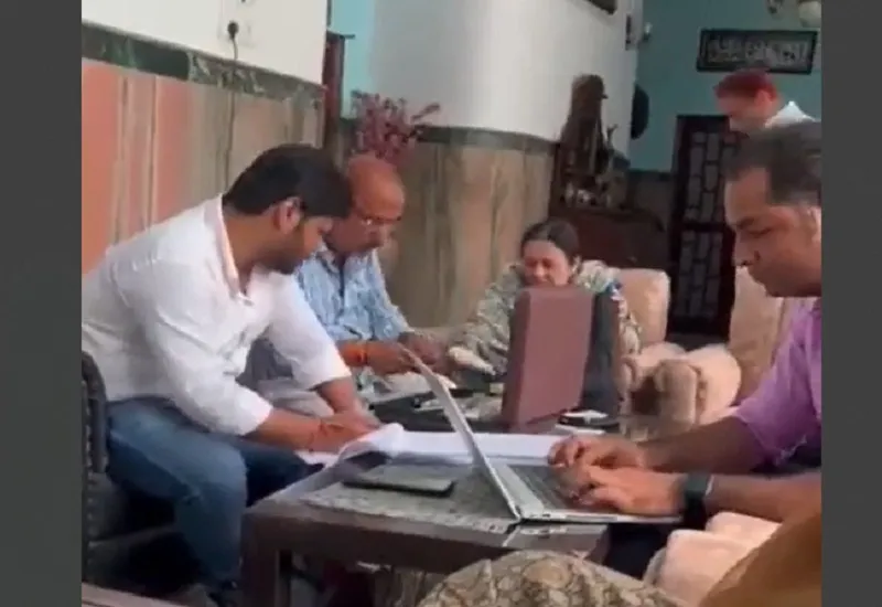 VIDEO : आजम खां के घर अभिलेखों की जांच करती आयकर विभाग की टीम का वीडियो वायरल