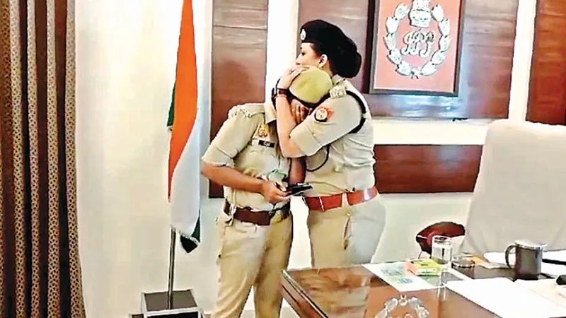 VIDEO: तुम छोड़ के जाओगी, हम सब ही रोएंगे… DCP ट्रैफिक रवीना त्यागी ने कांस्टेबल को लगाया गले, विदाई पर हो गई भावुक 