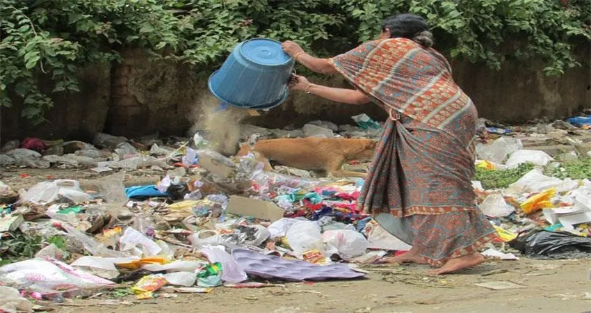 काशीपुर: महिला पर्यावरण मित्र को कूड़ा नाली में डालना पड़ा महंगा, निगम ने किया चालान