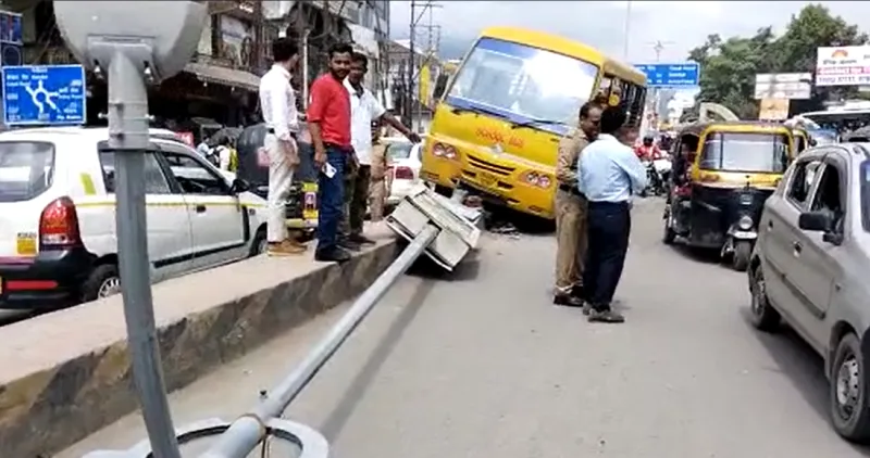 हल्द्वानी: देखें Video - Divider पर चढ़ी स्कूल बस, बड़ा हादसा टला